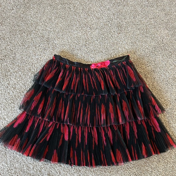 Hutch by Anthropologie tiered mini skirt. Layers of tulle. Elastic waist. Large - Picture 4 of 14